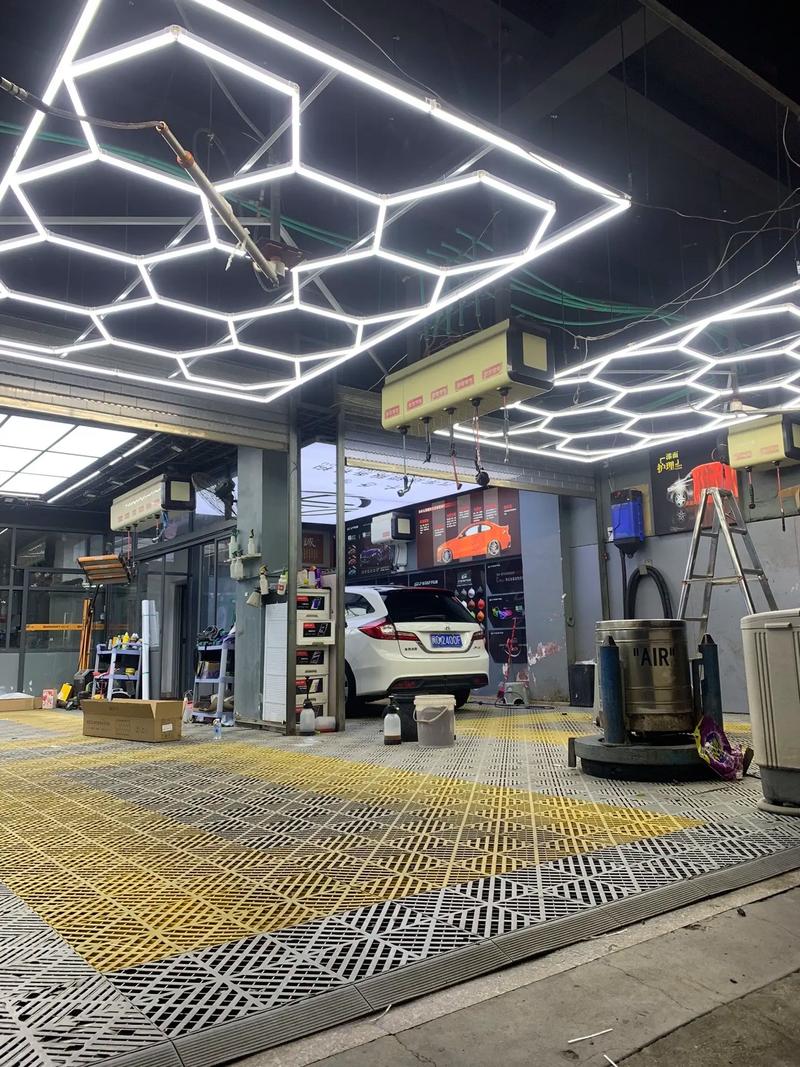 洗车蜂窝灯特价来袭 汽车美容店高品质照明升级指南